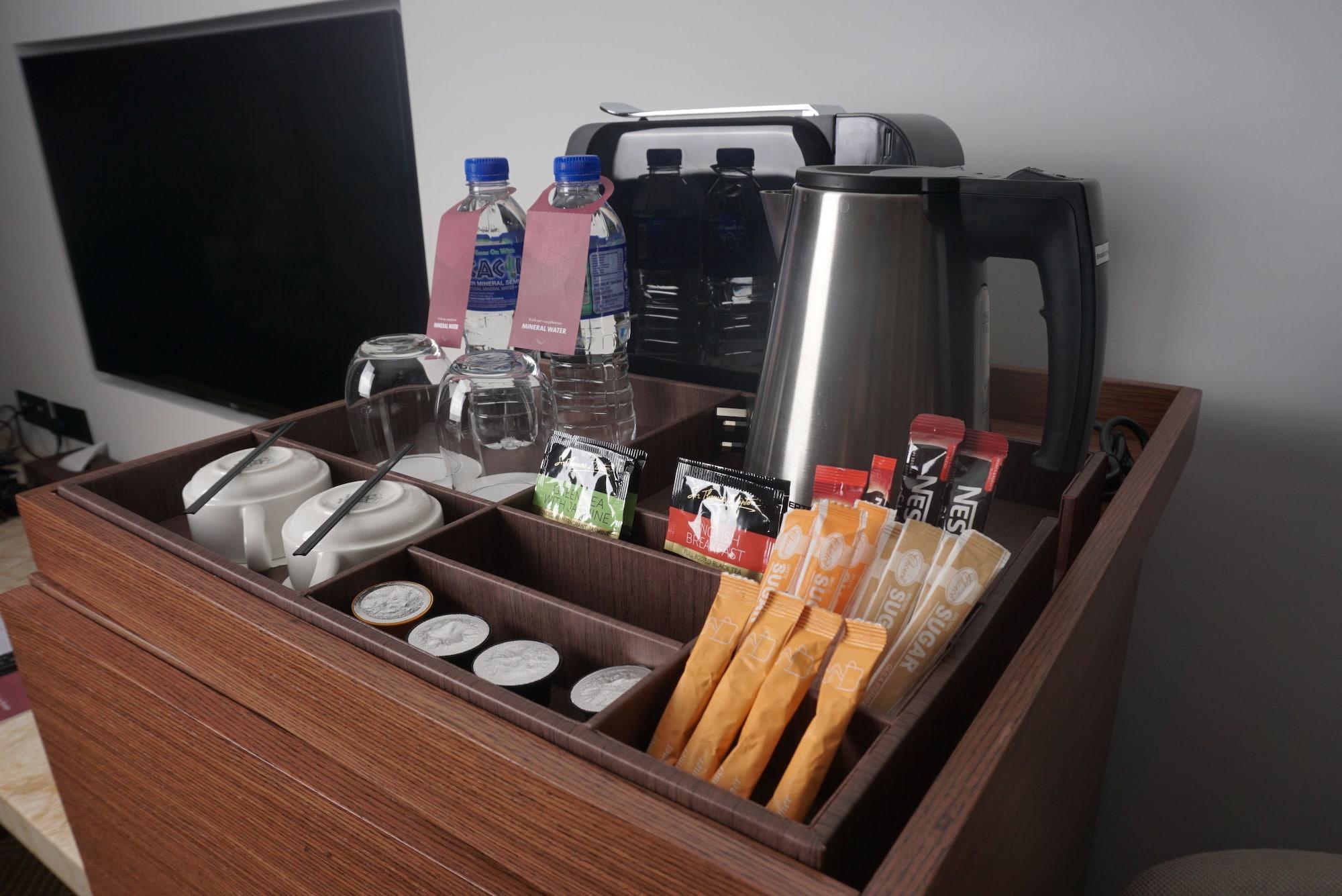 فندق موفينبيك آند كونفينشن سنتر كيه إل آي إيه سيبانغ المظهر الخارجي الصورة A tea and coffee tray in a hotel room
