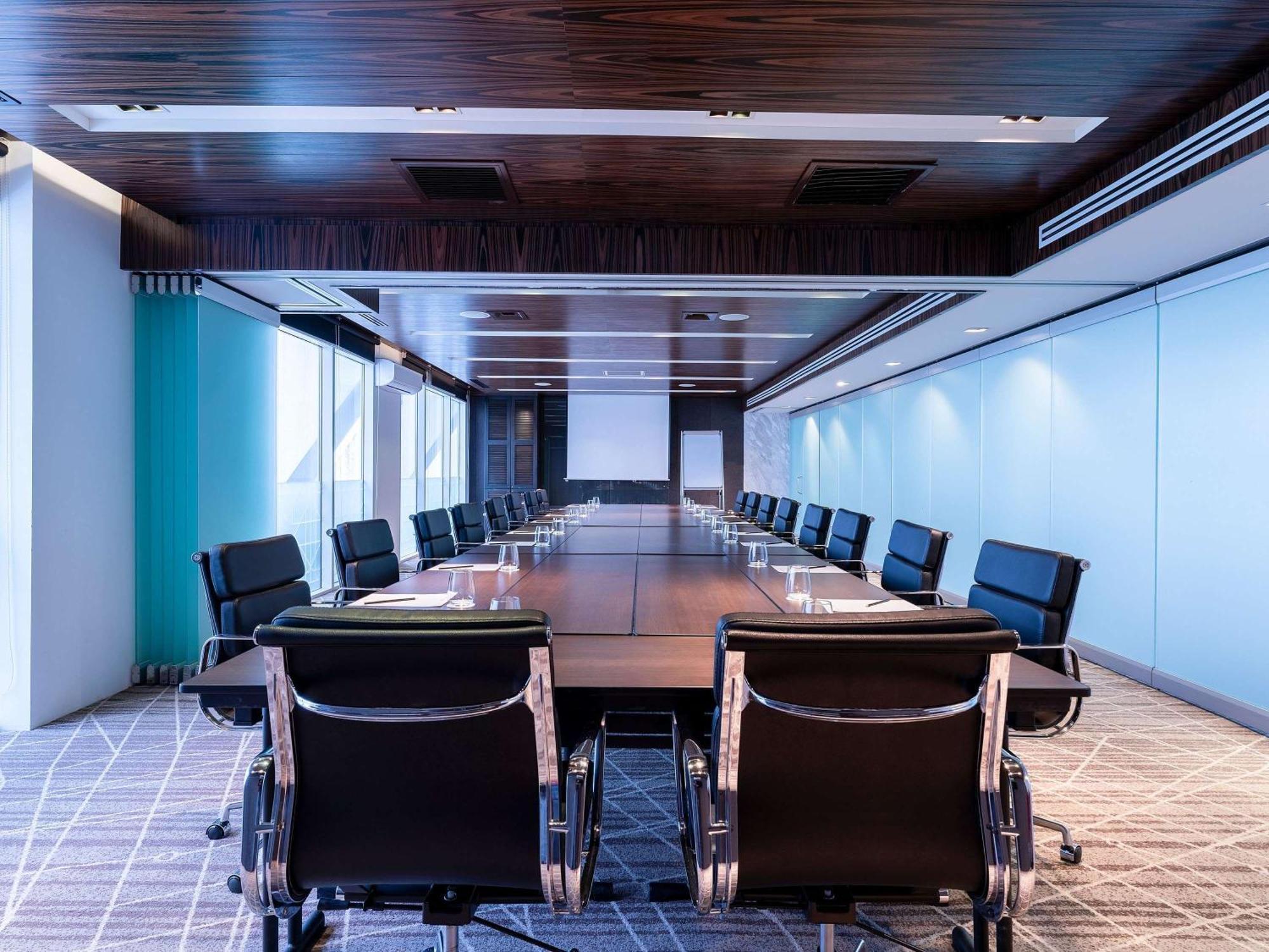 فندق موفينبيك آند كونفينشن سنتر كيه إل آي إيه سيبانغ المظهر الخارجي الصورة Boardroom at the InterContinental Hotel, London, The O2