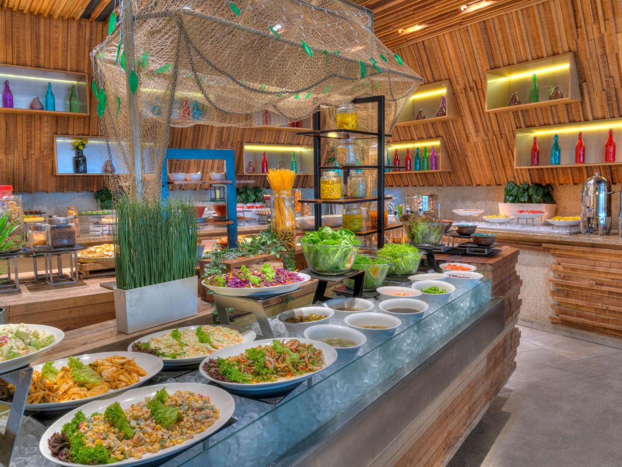 فندق موفينبيك آند كونفينشن سنتر كيه إل آي إيه سيبانغ المظهر الخارجي الصورة The buffet at the resort