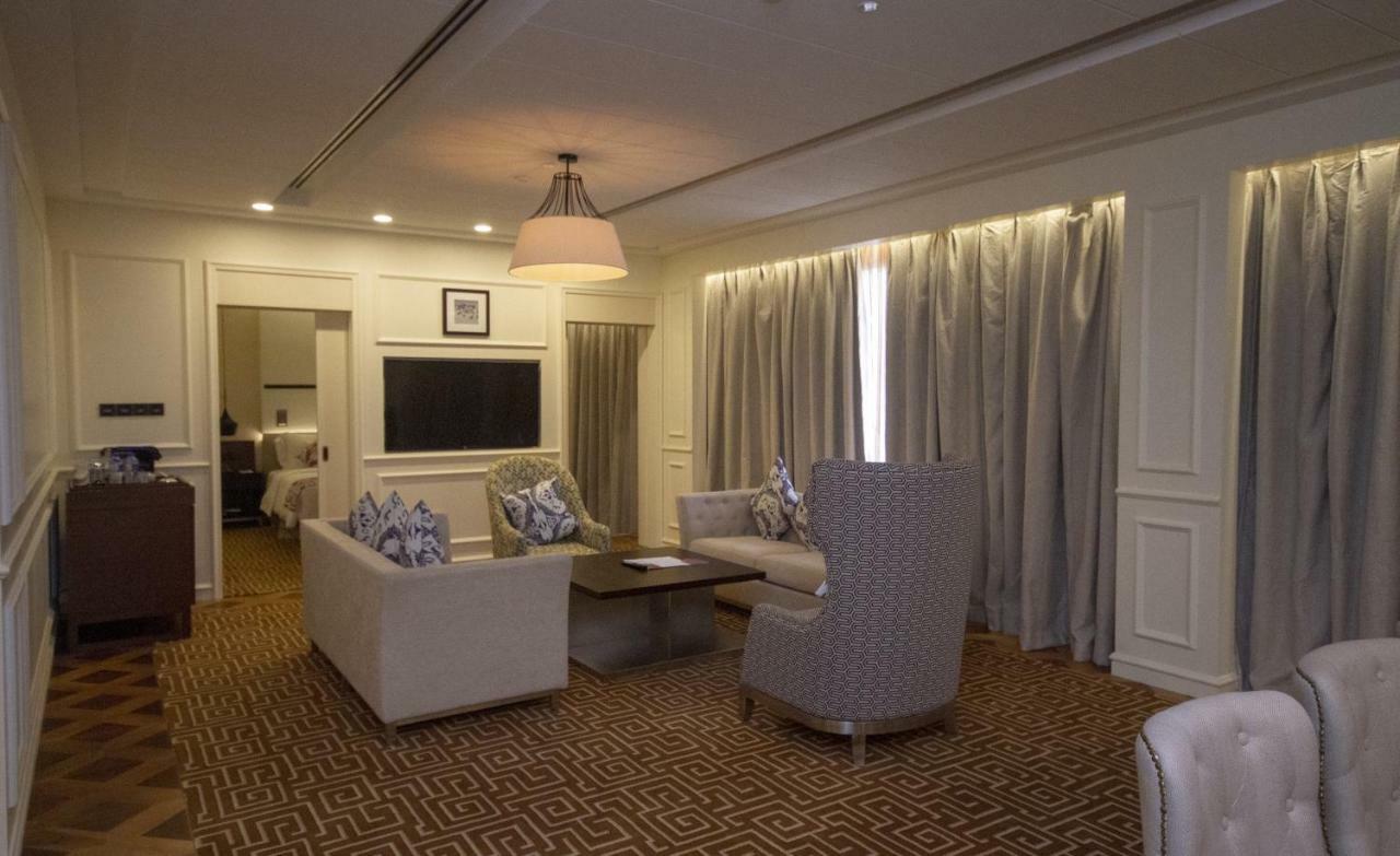 فندق موفينبيك آند كونفينشن سنتر كيه إل آي إيه سيبانغ المظهر الخارجي الصورة A living room in a suite at the hotel